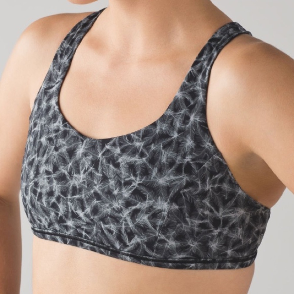 Lululemon BNWT free to be tranquil bra- size 6 in plume white black pattern
